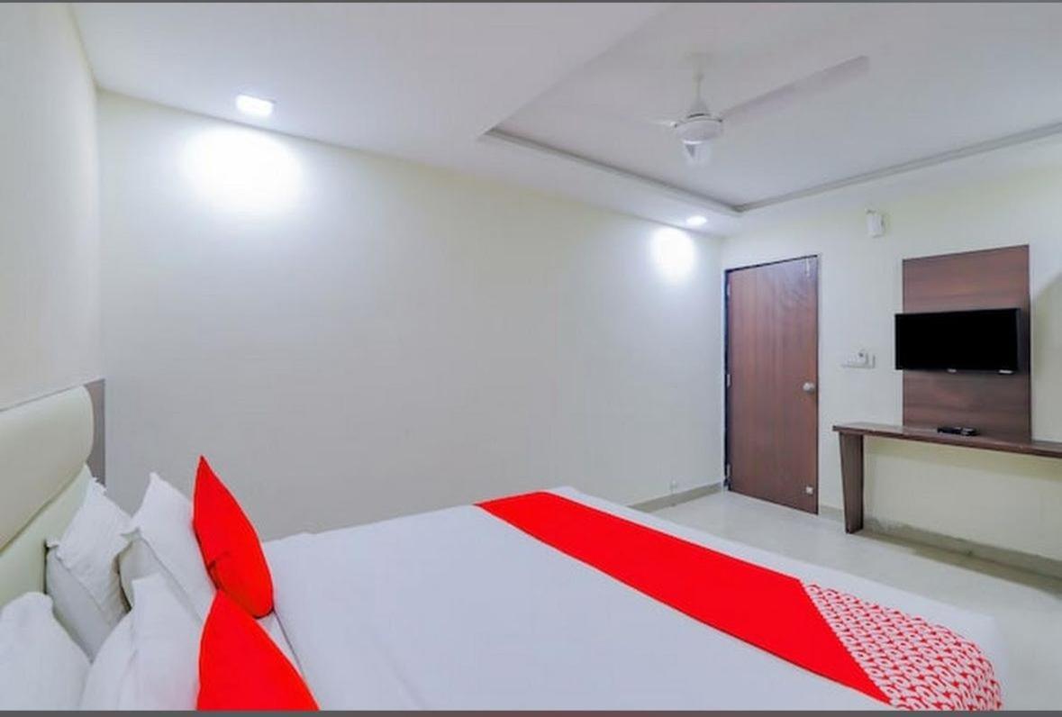 Hotel Greenwood Ahmedabad Esterno foto