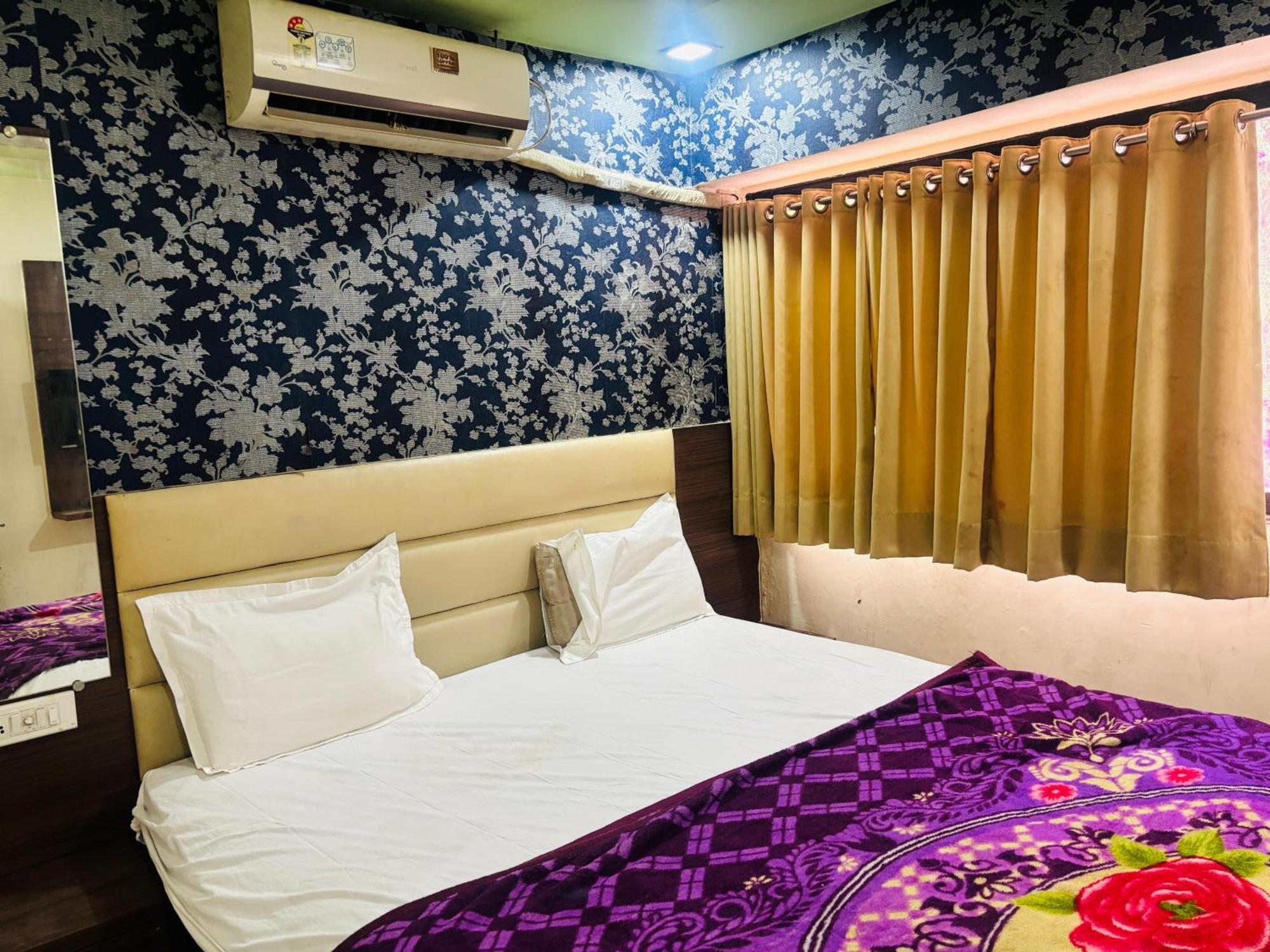 Hotel Greenwood Ahmedabad Esterno foto